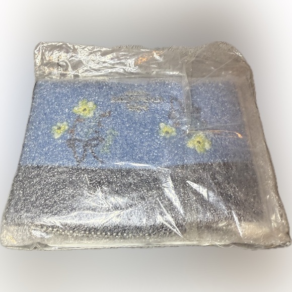 đź’™COACHđź’™Blue Multi Flower Bow Print Shaped Card Case/NWT - Picture 8 of 8